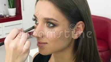 化妆。 特写专业化妆师在时装秀前给模特化妆的慢镜头
